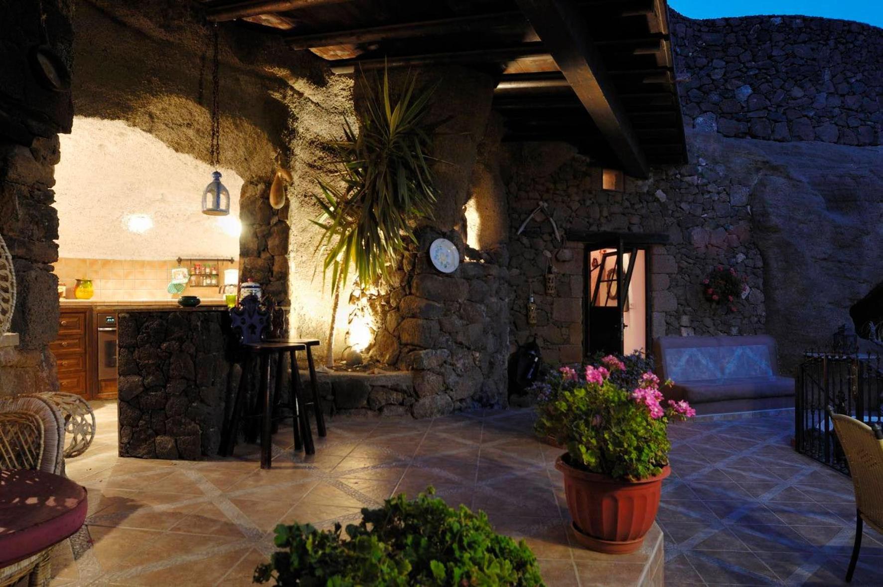 Castillo Lanzarote Villa Sophie - Luxury Villa -Sleep In A Volcanic Cave With Heated Pool Tías Exterior foto